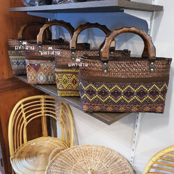 กระเป๋ากระจูดผ้าไทย ถือ ของฝากผู้ใหญ่ 🤍