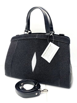 กระเป๋าถือหนังปลากระเบนแท้ สีดำ มีสายสะพาย