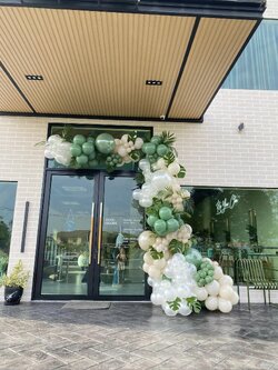 ซุ้มลูกโป่งหน้าประตูร้าน โทนสีเขียว ขาว แซน