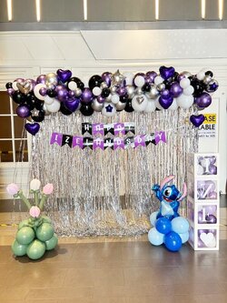 ซุ้มลูกโป่งวันเกิด โทนสีม่วง ดำ เงิน + กล่อง 4ใบ + ฐานตั้งการ์ตูน 1ตัว + ฐานตั้งดอกไม้ 1ฐาน