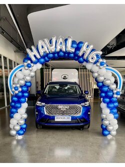 ซุ้มโค้งลูกโป่งวางหน้ารถ โทนสีน้ำเงินขาวเงิน