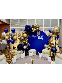 แบลคดรอปฉากไม้ โทนสีกรม ทอง งานเลี้ยงปีใหม่