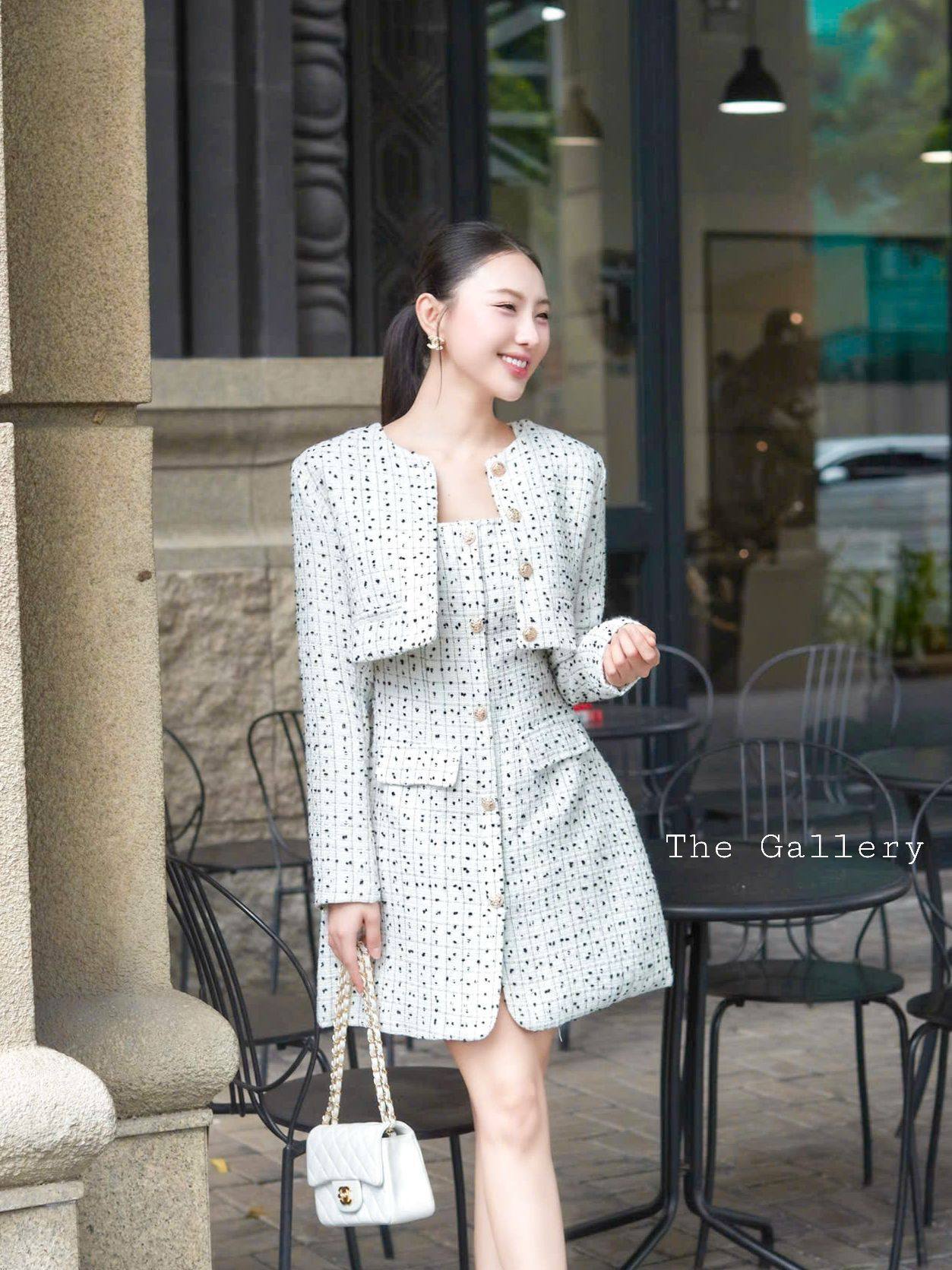 Set ชาเนล สวยมากก มาอีกแล้ววหรูหราสุดๆ กับชุดเซ็ต2 ชิ้น เสื้อครอปทรงสวยแขนยาวทรงเก๋ ใส่แมตท์กับชุดเดรสกระโปรงทรงเอ มีฟองน้ำเสริมทรงในตัว เนื้อผ้าทวีตมีเทคเจอร์สุดพรีเมี่ยมซับในทั้งตัว