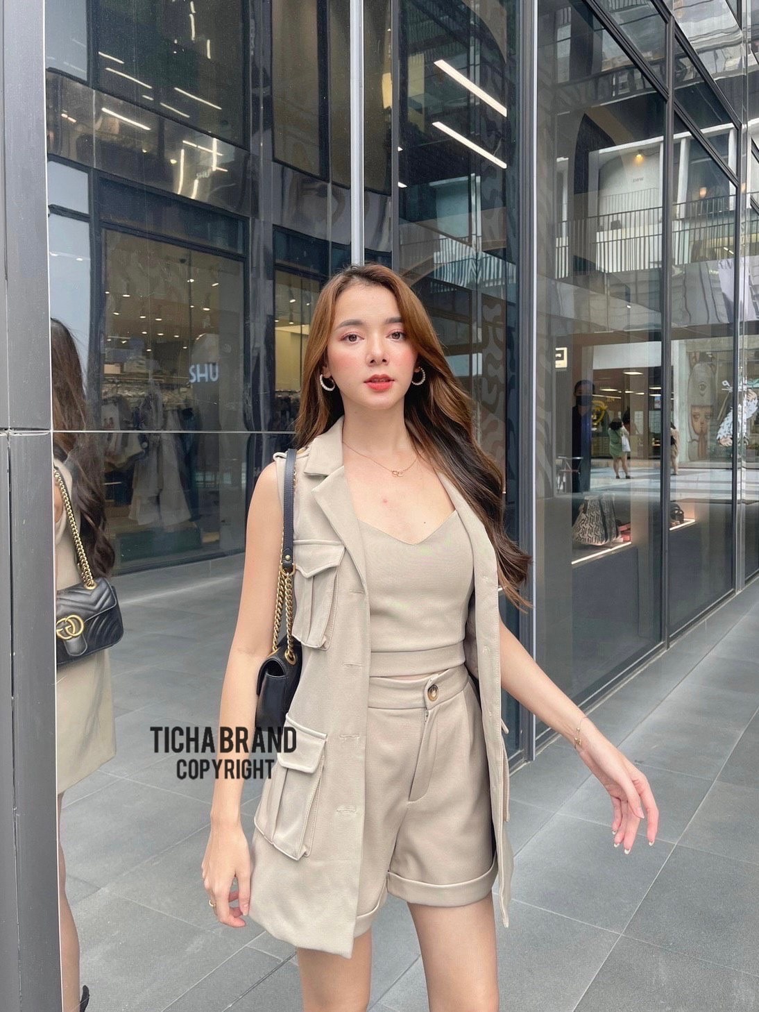 เซตสามชิ้นขาสั้น เสื้อครอปสายเดี่ยวอกเสริมฟองน้ำซิปหลังอย่างดี กางเกงขาสั้นเอวสูงจับจีบด้านหน้าทรงเป๊ะ