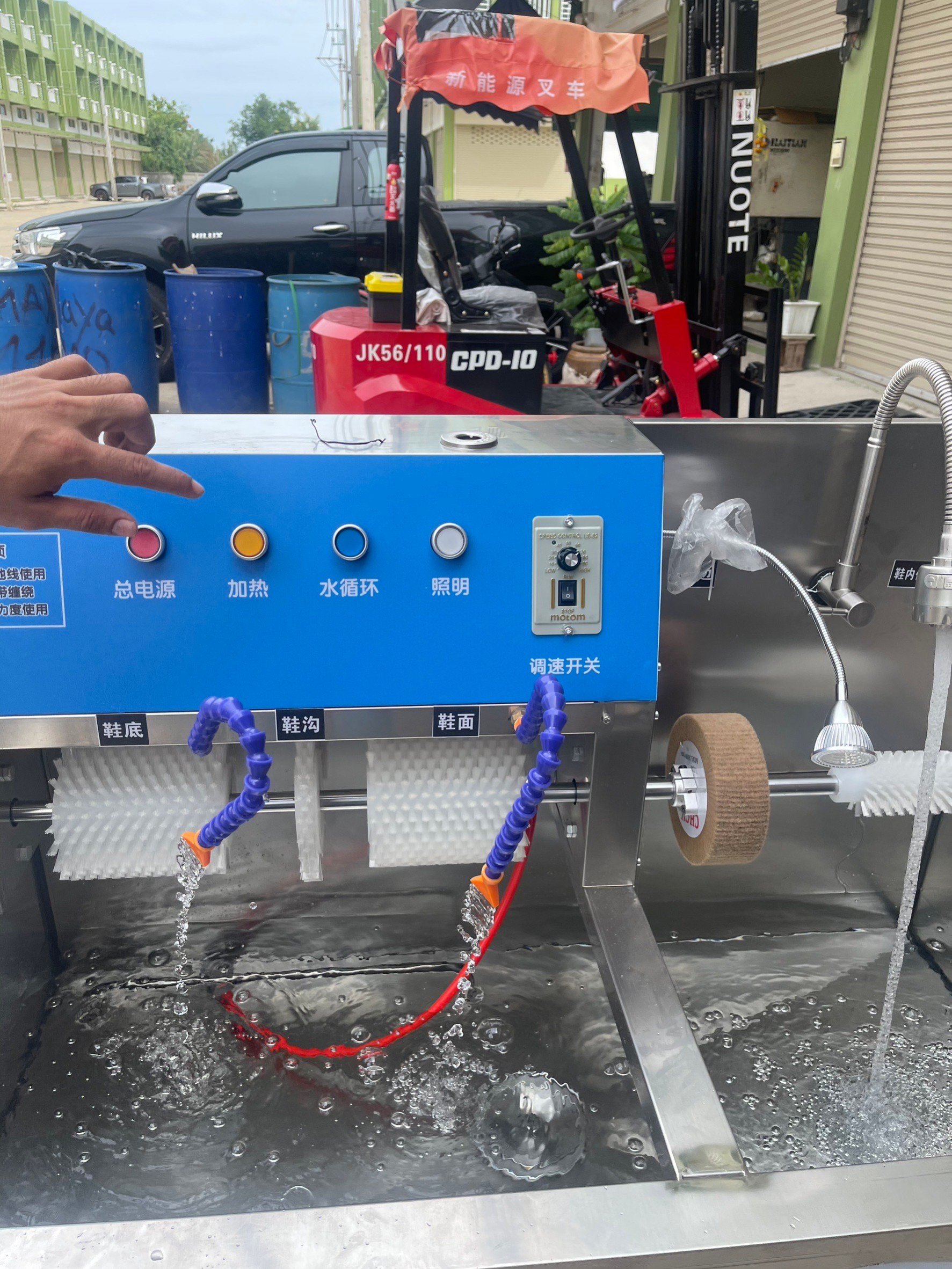 🌈15930 เครื่องทำความสะอาด ซักสิ่งสกปรกออกจากรองเท้า กึ่งอัตโนมัติ รุ่น Q-88