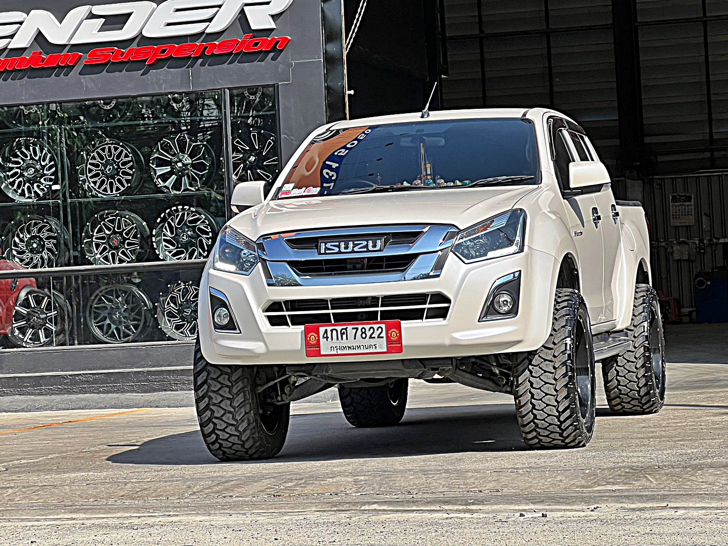 D-MAX แต่งทรงเมกาที่ STEP9