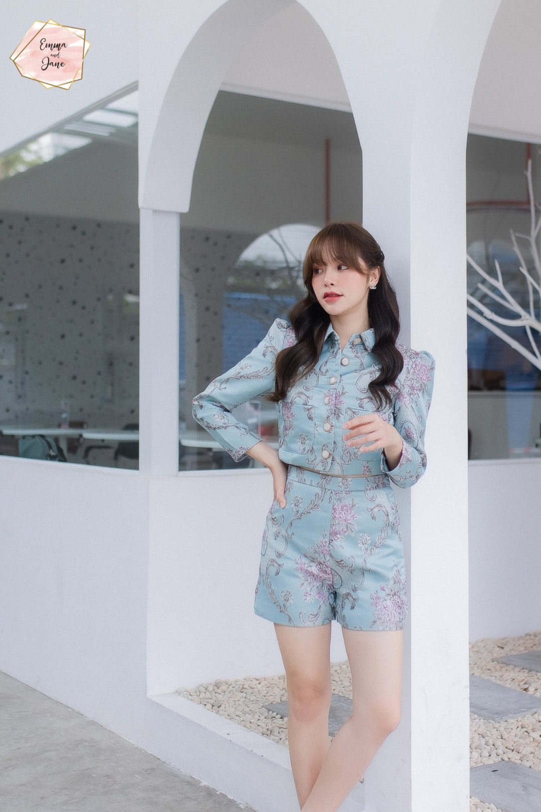 ชุดเซ็ตเสื้อและกางเกงขาสั้นเนื้อผ้าทอลายหรูหรามากๆ น่ารักสุดๆ จะใส่เที่ยวใส่เดินเล่น หรือนั่งคาเฟ่ชิลล์ๆ แมตช์กระเป๋าเก๋ๆสักใบคือ เป๊ะ ปัง ห้ามพลาด ต้องตำด่วน