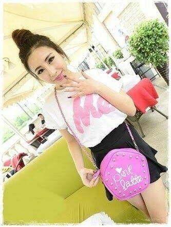 กระเป๋าหนังทรง 5 เหลี่ยมปักหมุดเงิน