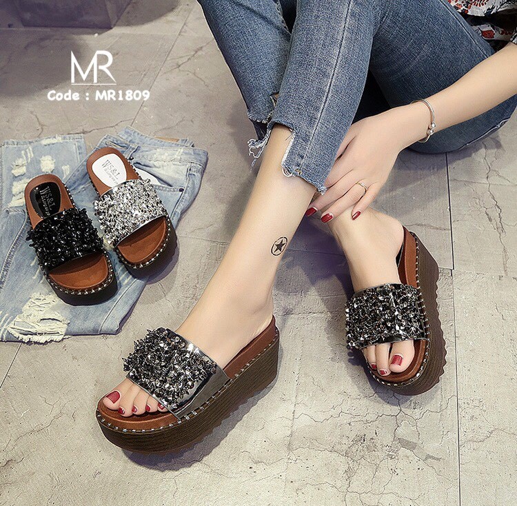 รองเท้าส้นเตารีด ประดับระยิบระยับ