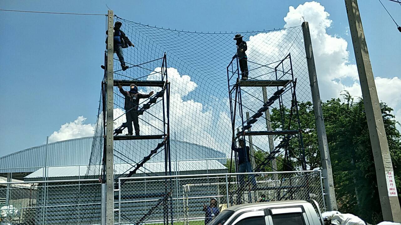 ช่างติดตั้งตาข่ายบอลในโรงงาน
