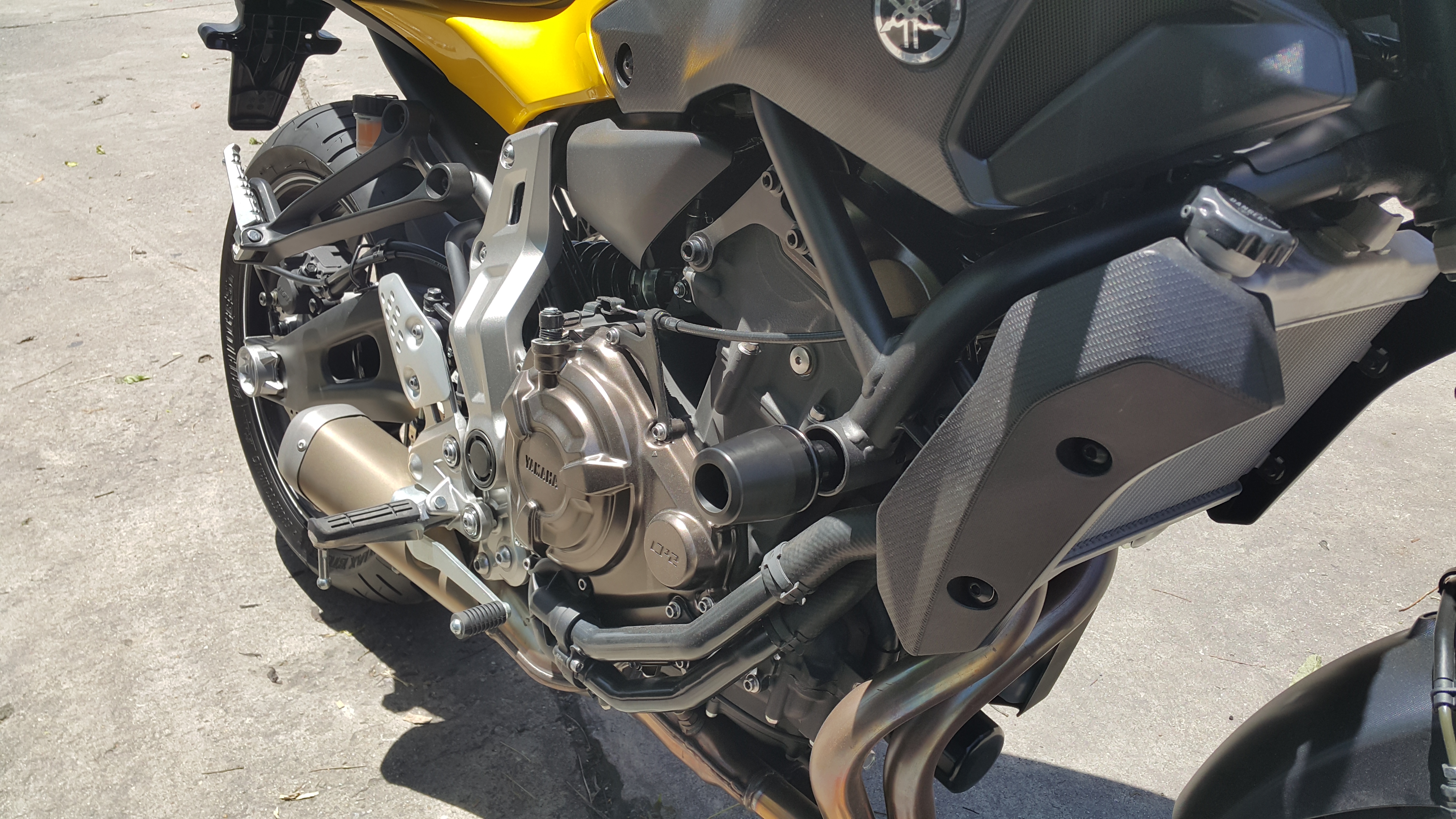 กันล้มข้าง MT07 XSR700 R7 Mothracing กันล้มผลิตจากอลูมิเนียมนำเข้า เกรด6061T651 และPOM ติดตั้งง่าย(65) สีดำ
