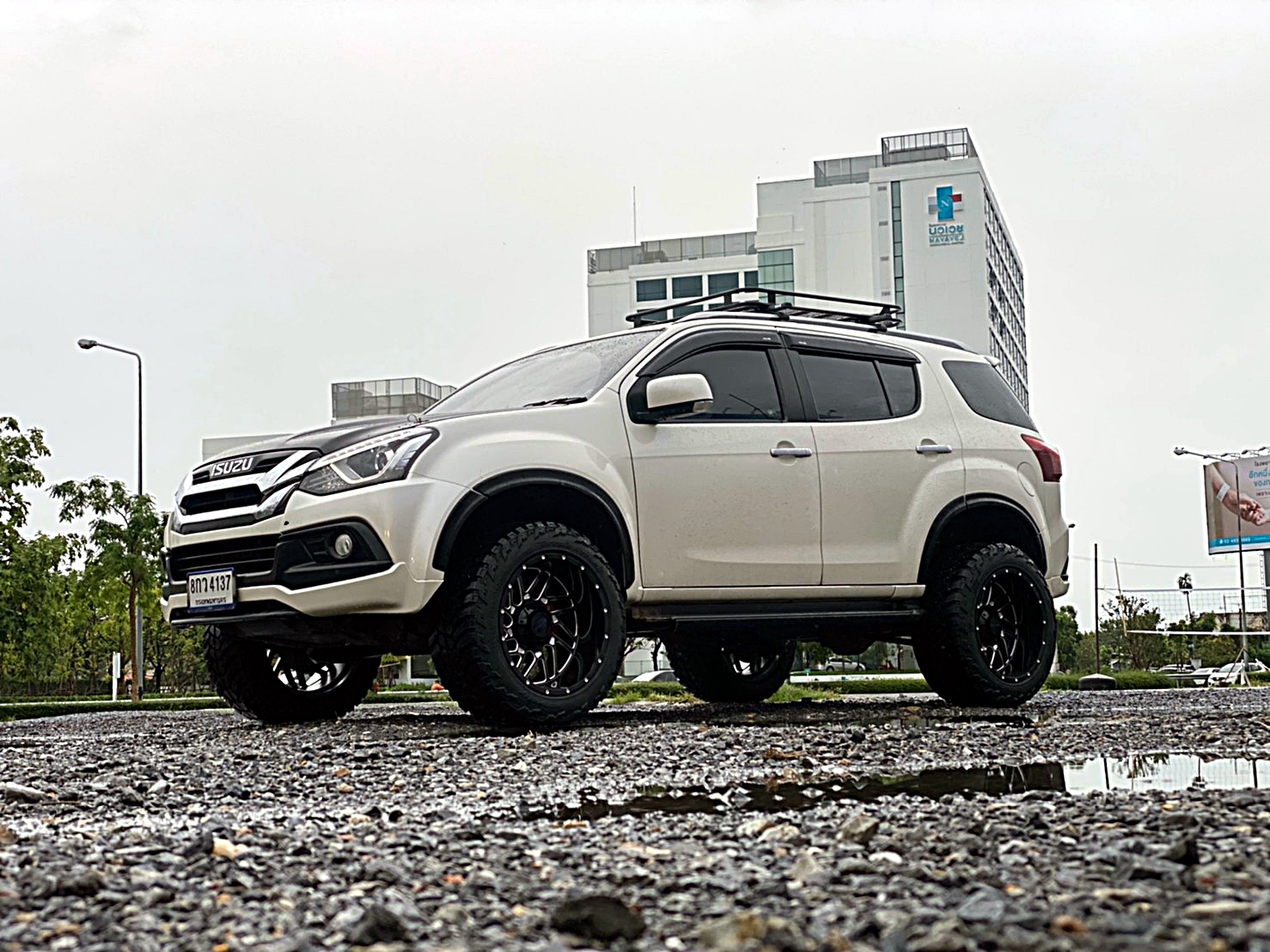 MU-X ทรงเมกา หล่อที่ STEP9