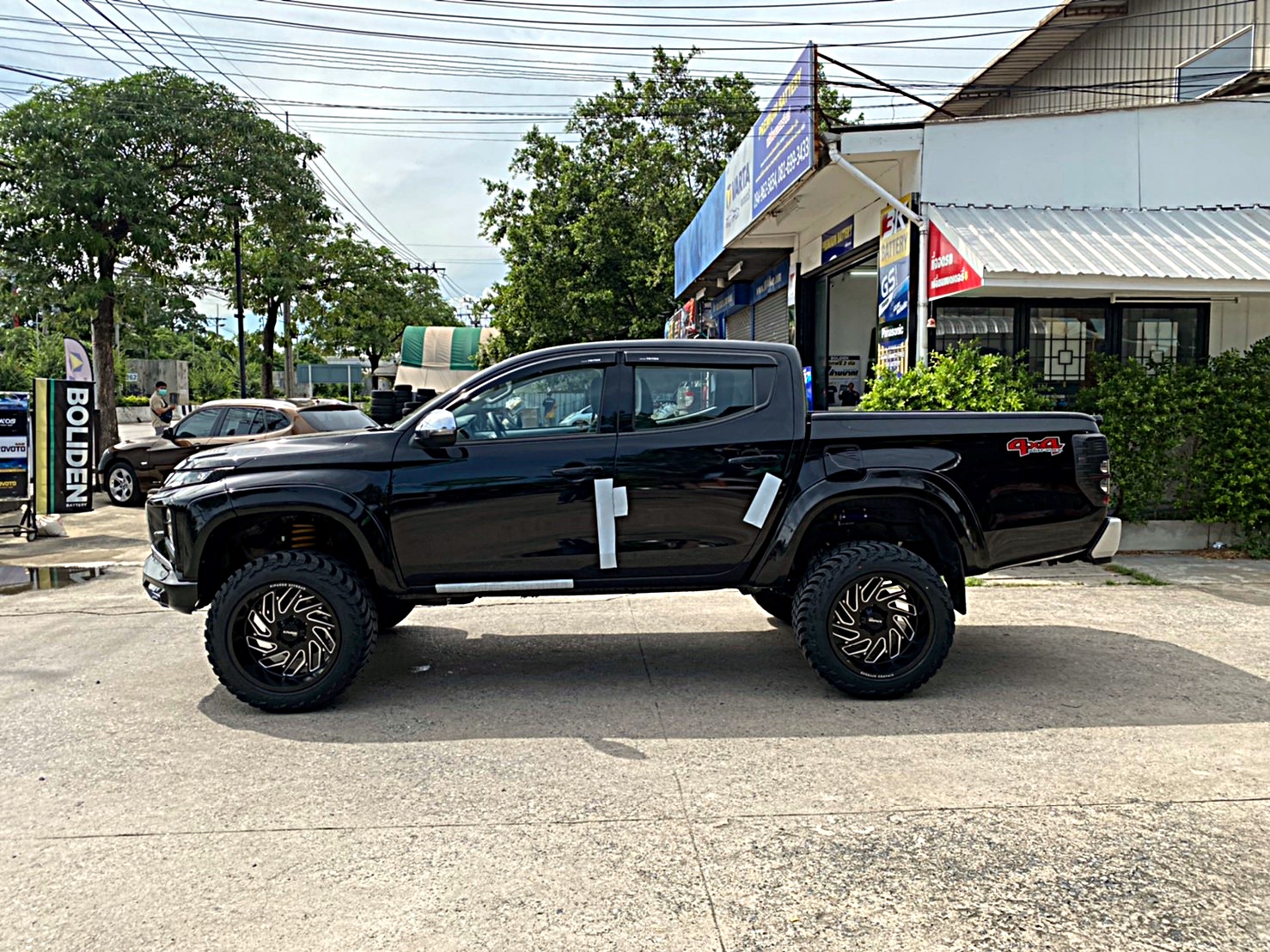 TRITON ป้ายแดงจัดทรงเมกาที่ STEP9