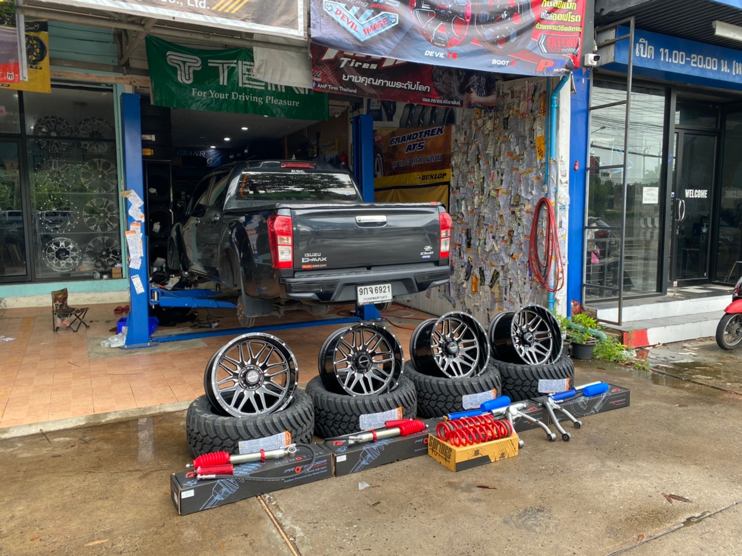 D-MAX จัดทรงเมกา ที่ STEP9 หล่อทุกลำ