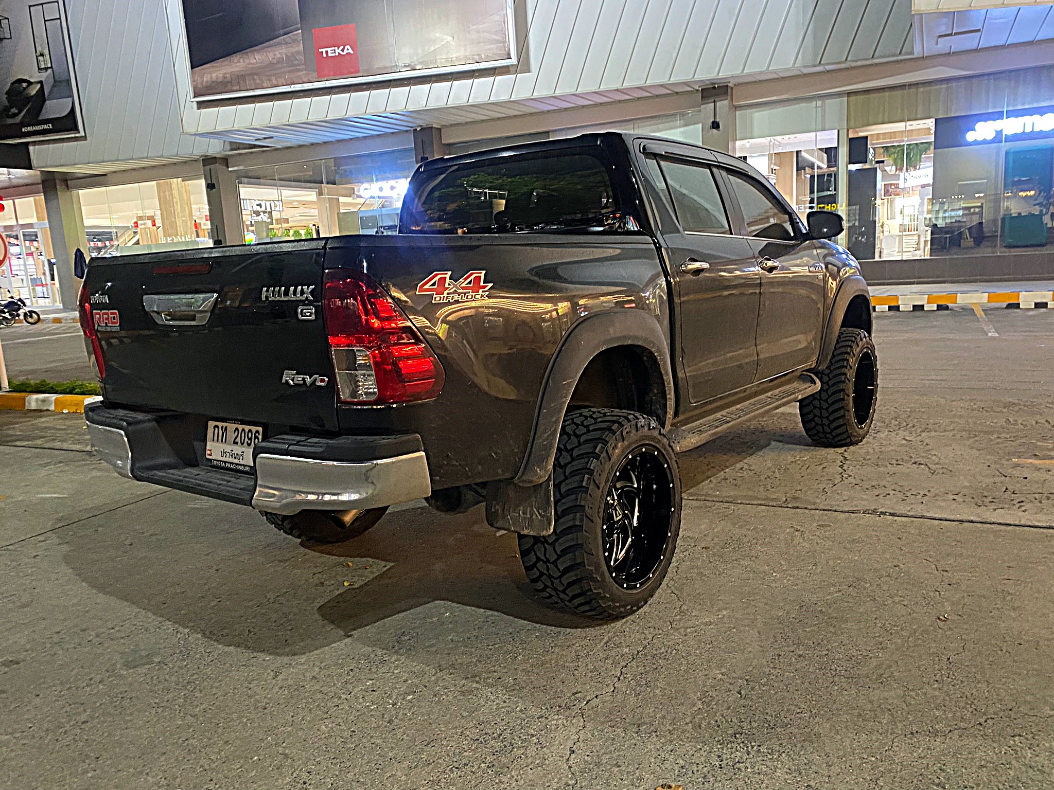 TOYOTA REVO ทรงเมกา
