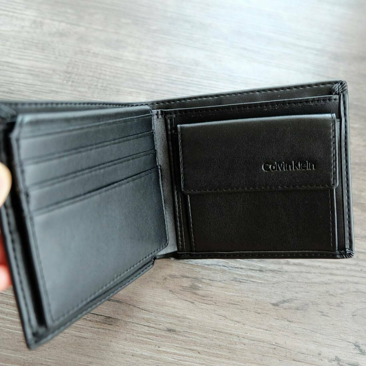 กระเป๋าสตางค์ใบสั้น Calvin Klein Leather Bookfold with Key Fob Set