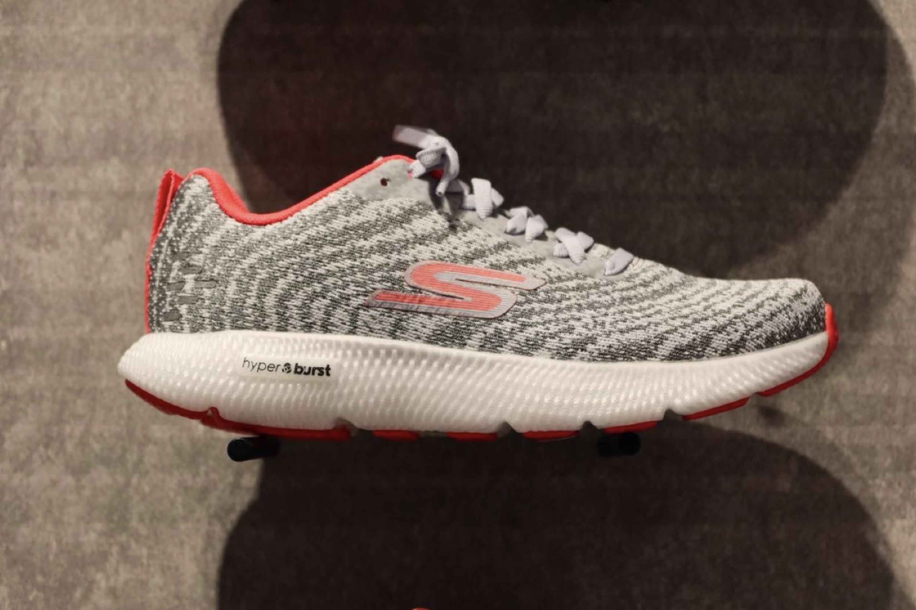 รองเท้าวิ่ง Skechers GOrun 7+ ‘HyperBurst’ (W11US)