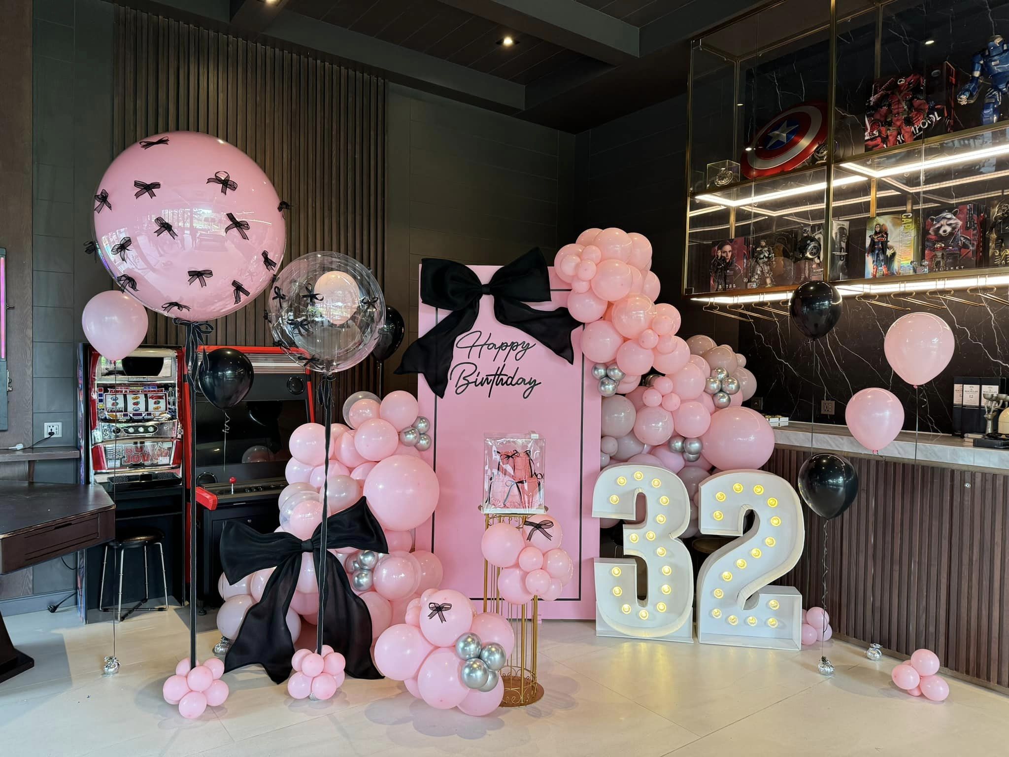 แบล็คดรอปวันเกิด โทนสีชมพู + ลูกโป่งติดโบว์ขนาด 36นิ้ว 1ใบ + ลูกโป่งใสขนาด 24นิ้ว 1ใบ + ลูกโป่งอย่างล่ะตุ้ม 10ใบ + ตัวเลขไฟ 2ตัว(แบบเช่า)