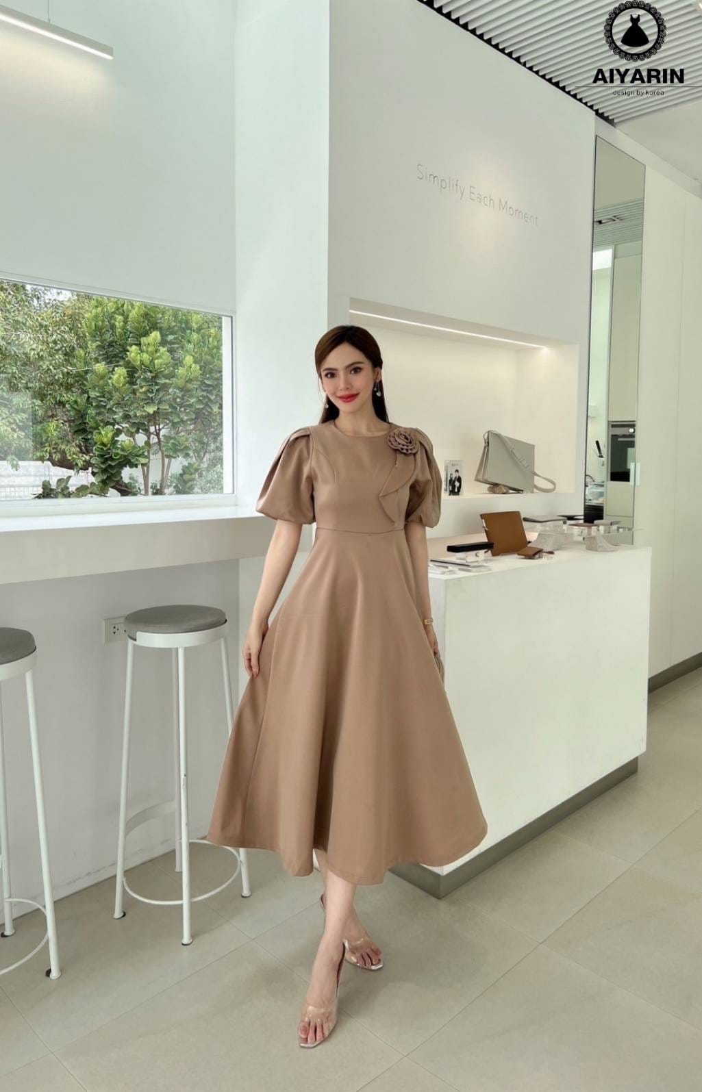 เดรสผ้าหนามีทรงสวยมั้กๆผ้าหนานิ่มไฮโซสวมใส่ง่ายเเต่งเเนวลูกคุณมั้กๆคะตรงอกปักดอกไม้สวยมั้กๆเดรสกระโปรงยาวดูไฮโซมั้กๆๆน่ารักมั้กๆได้ผ้าเนื้อดีมีนำ้หนักมากๆๆ