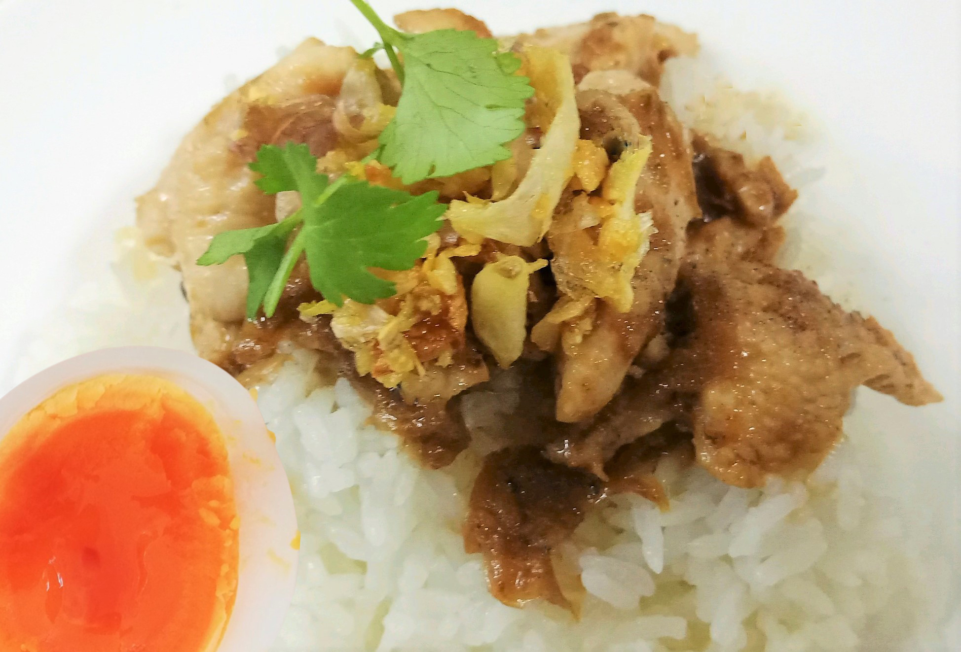 ข้าวหมูหมักนุ่มกระเทียมพริกไทยดำไข่เยิ้ม