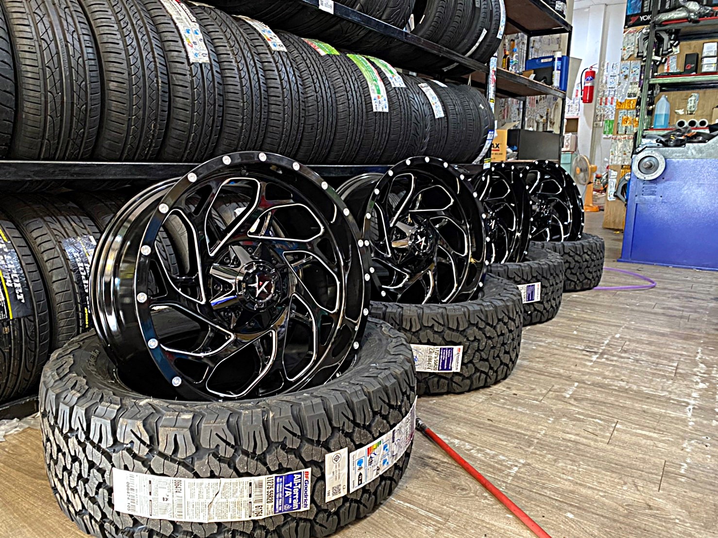 FORD EVEREST ป้ายแดงจัดล้อ20 แบบไม่ยก