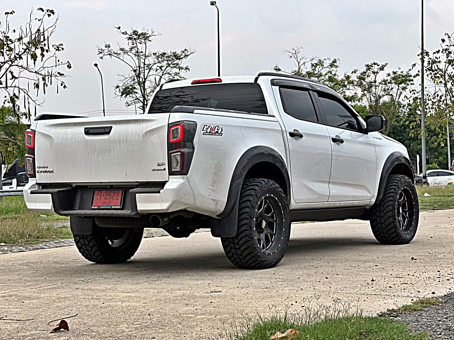 D-MAX ทรงเมกา โคตรหล่อที่ STEP9