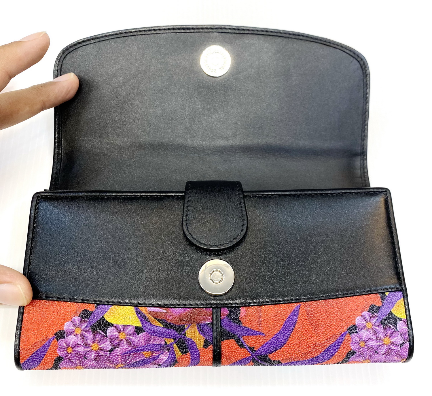 กระเป๋าสตางค์หนังปลากระเบนแท้ 3พับยาว พิมลาย ดอกไม้