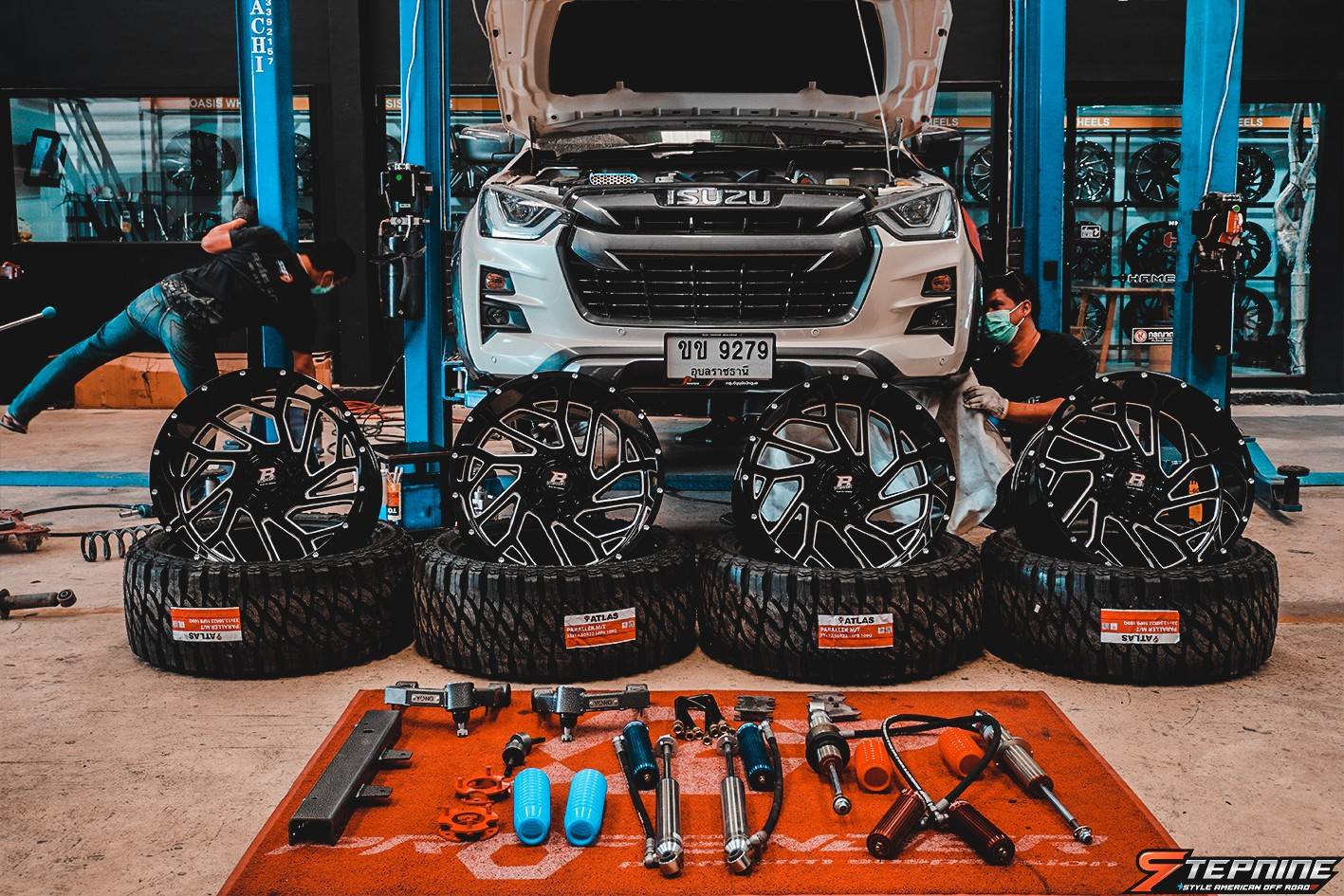 D-MAX จองคิวมาจากอุบลราชธานี แต่งทรงเมกาที่ STEP9