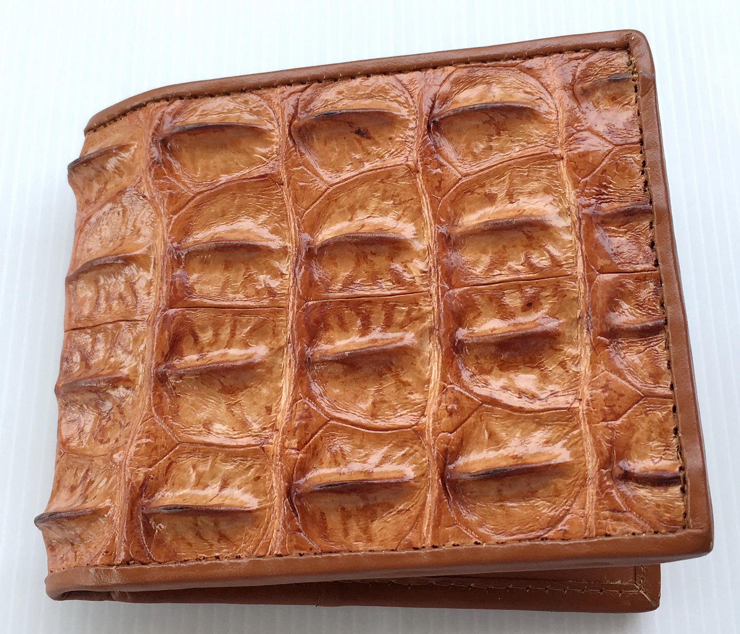 กระเป๋าสตางค์หนังจระเข้แท้ ส่วนกระดูก สีน้ำตาลแทน