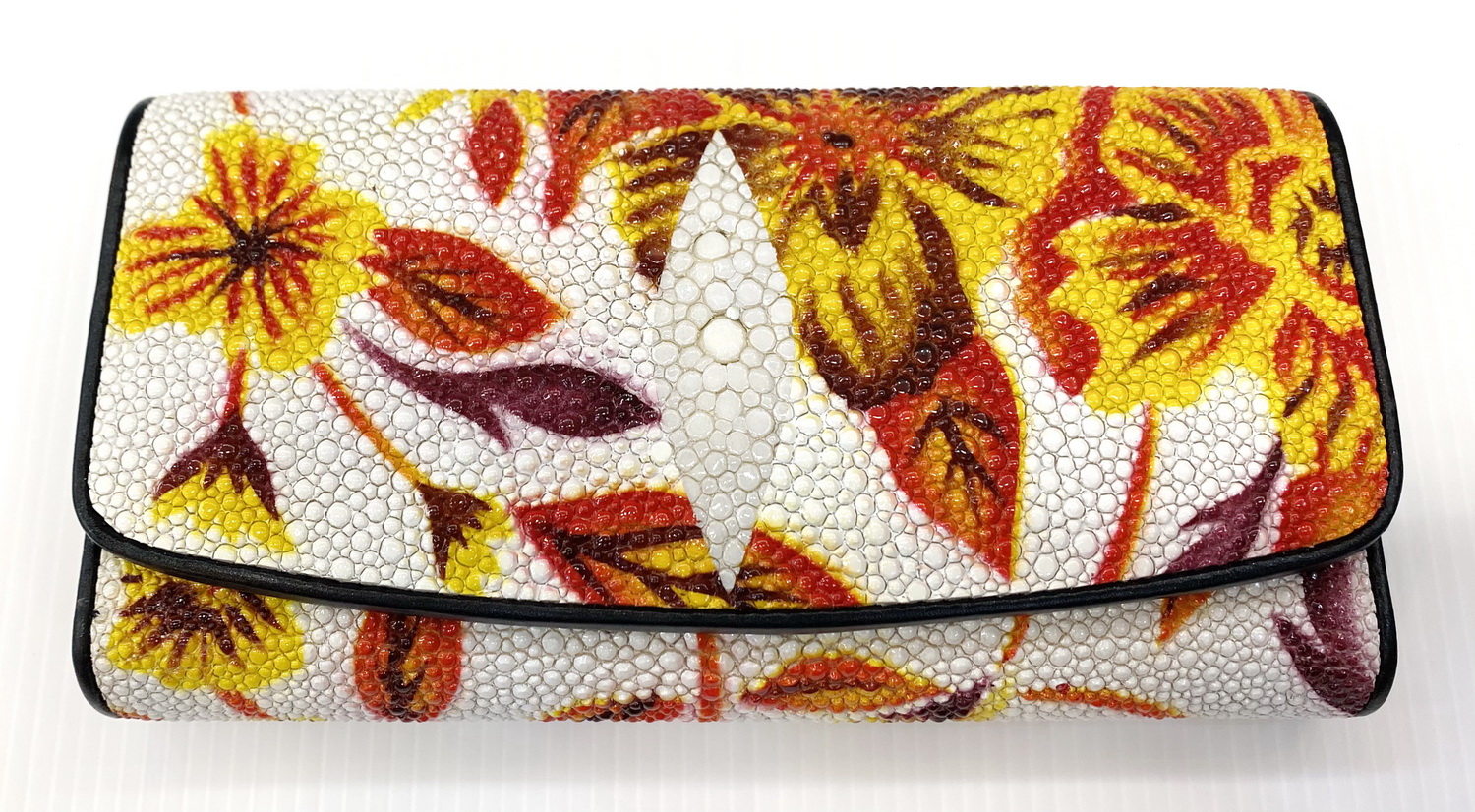 กระเป๋าสตางค์หนังปลากระเบนแท้ 3พับยาว พิมลาย ดอกไม้