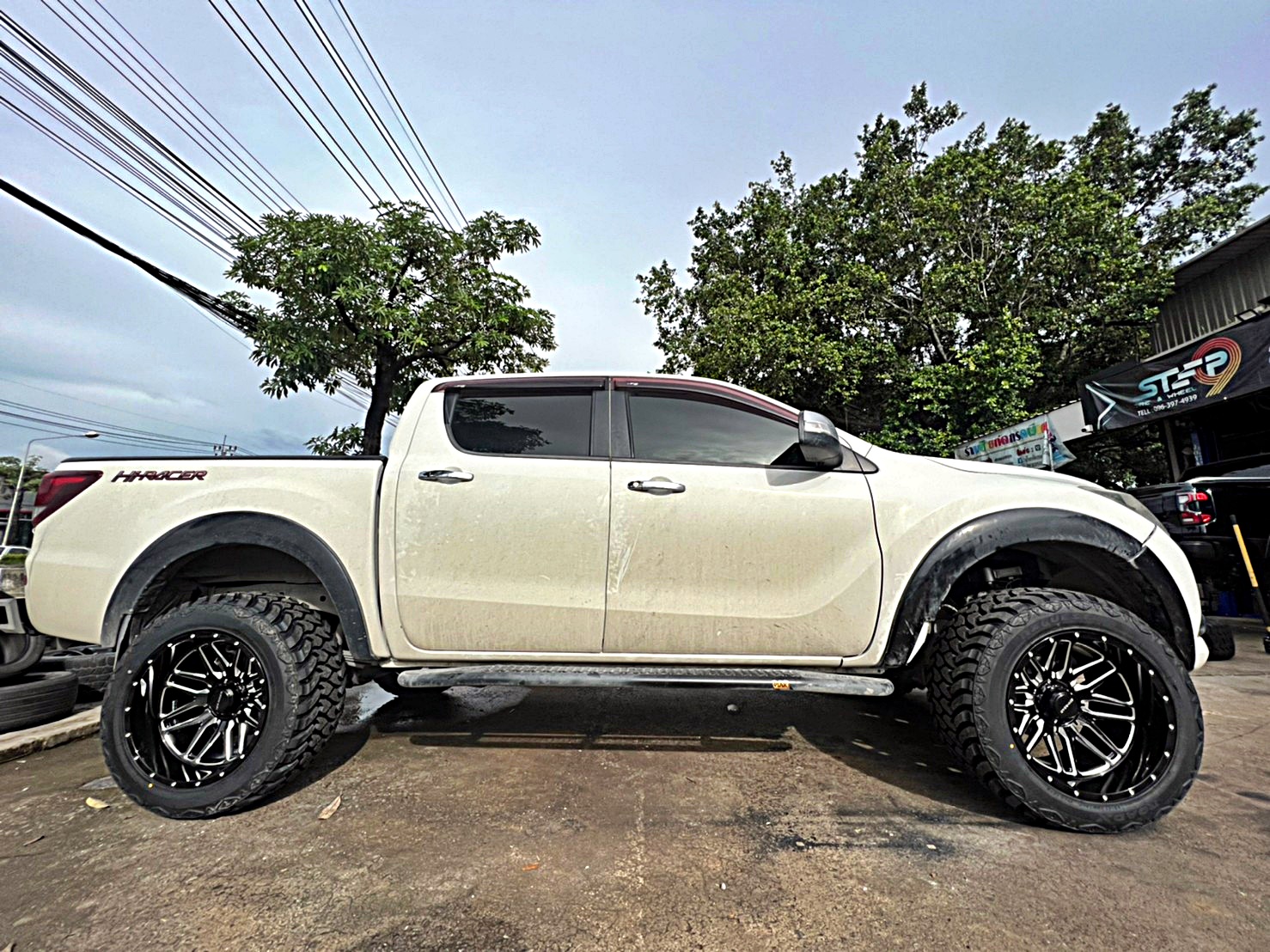 ตัวอย่างการแต่งรถแนวเมกา สำหรับ MAZDA