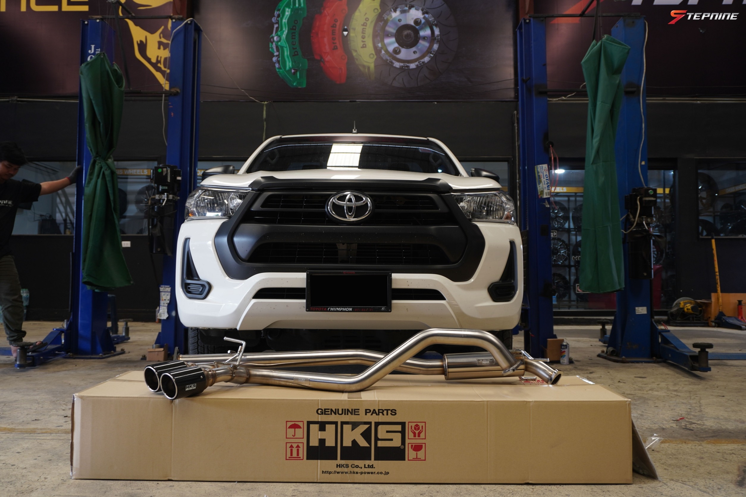REVO เปลี่ยนท่อญี่ปุ่น ท่อ HKS ท่อคู่ออกข้างปลายคาร์บอน