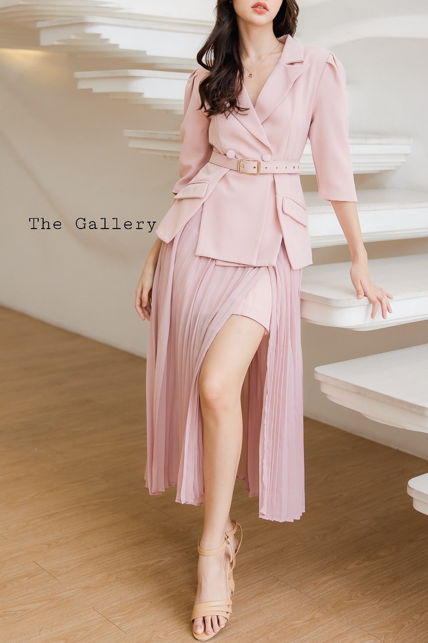 ชุดเซ็ตเสื้อสูทและกระโปรงอัดพลีตพร้อมเข็มขัดในตัว จะออกงานหรือจะแมตซ์ชุดไปทำงาน /ไปเที่ยวต่างประเทศก็ครีเอตลุคสวย