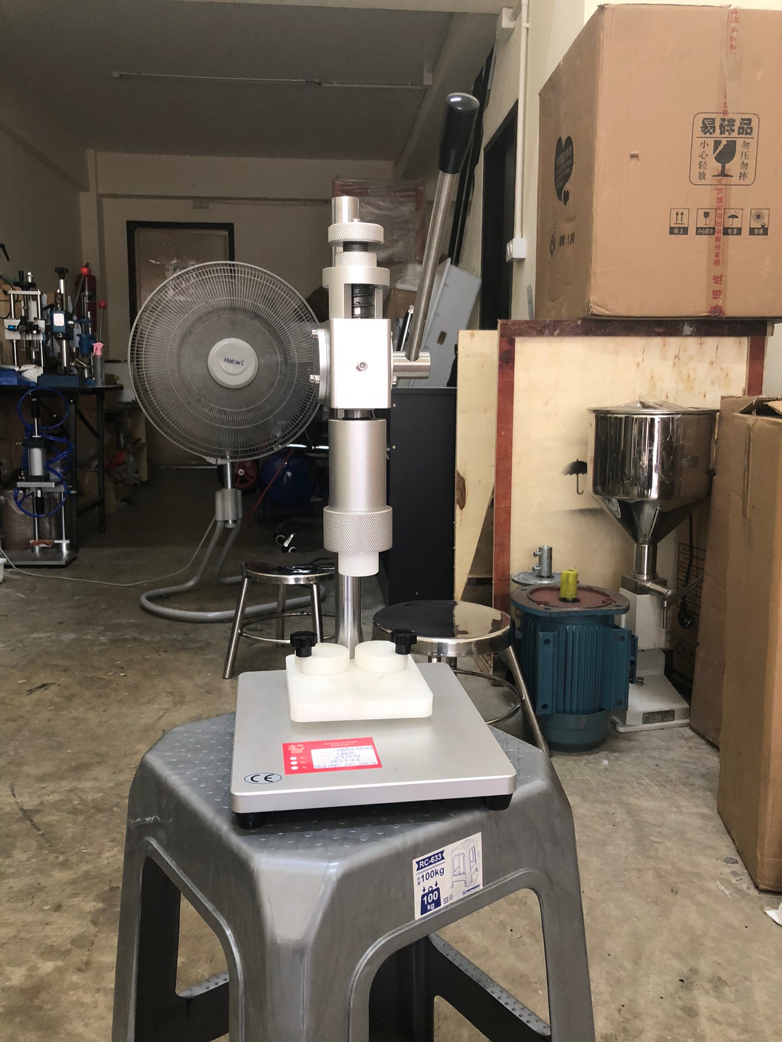 13935 เครื่องปิดขวดน้ำหอมสเปรย์ เครื่องปิดฝา แบบ มือโยก หนีบคอขวดน้ำหอม หนีบขวดยาฉีด