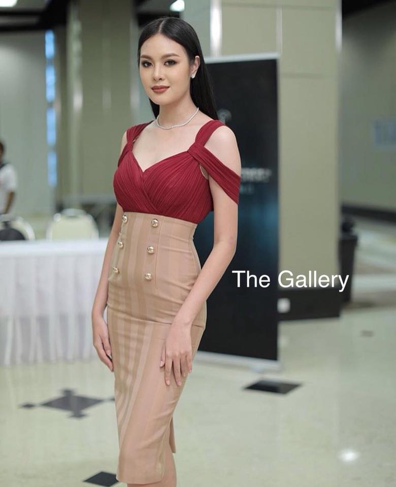 เดรสอัดพลีตทรงสอบเข้ารูป