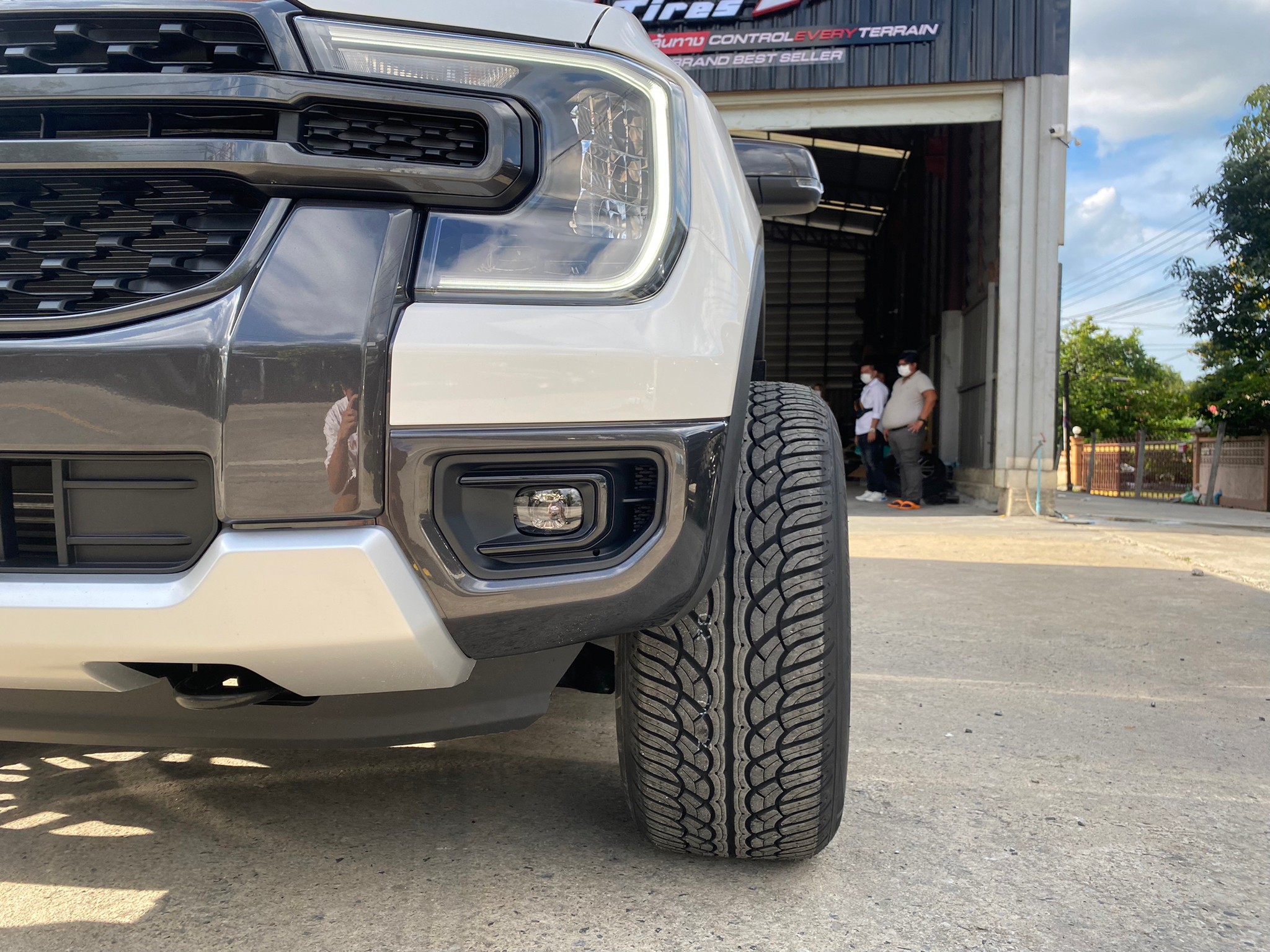 ชุดเเต่งสุดเเจ่มของ FORD NEXT GEN (MT231 20x12 -44 YOKOHAMA PARADA 285/50-20)