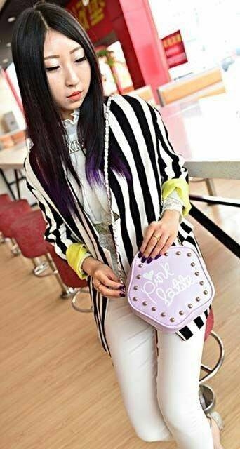 กระเป๋าหนังทรง 5 เหลี่ยมปักหมุดเงิน