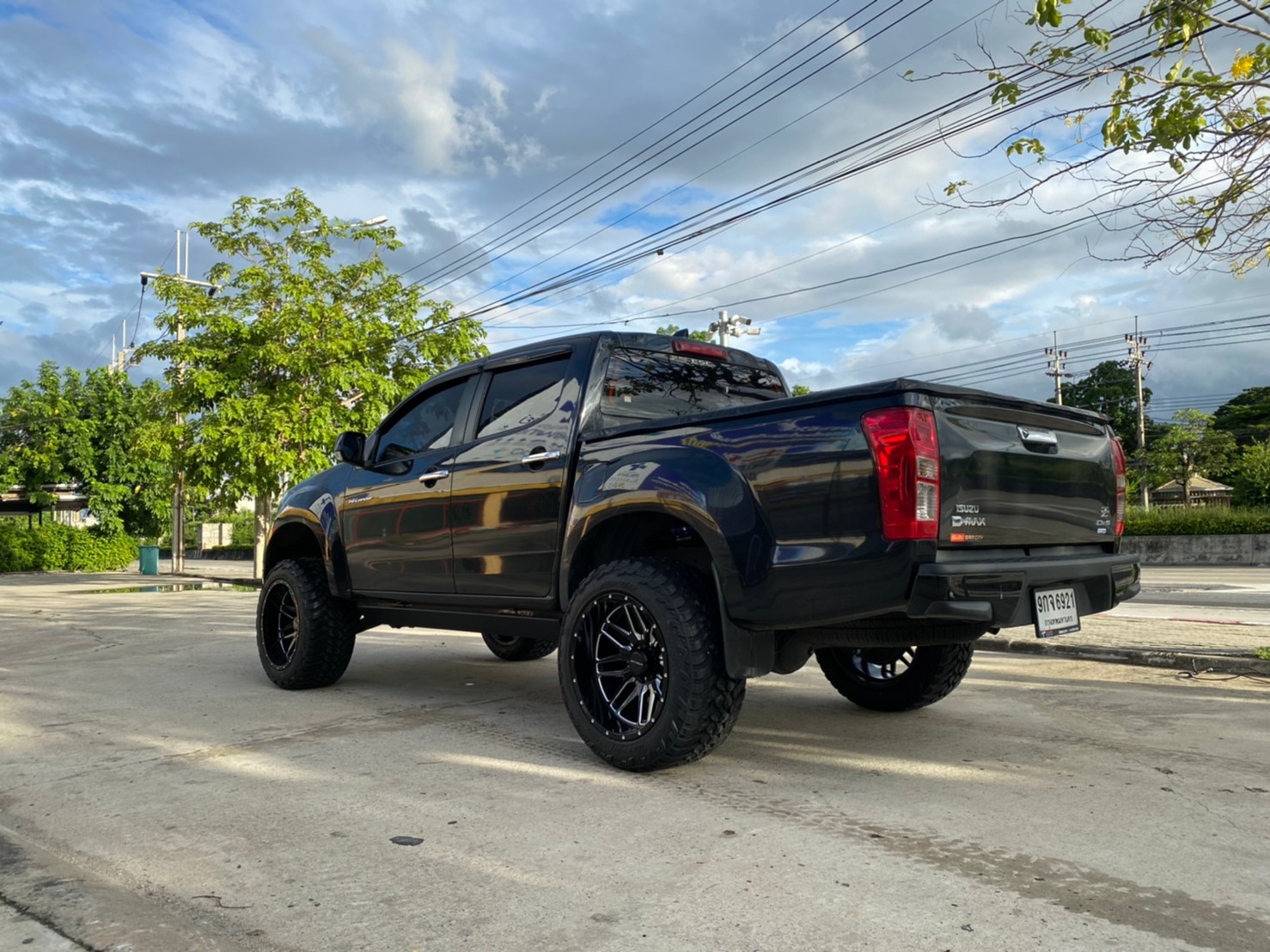 D-MAX จัดทรงเมกา ที่ STEP9 หล่อทุกลำ