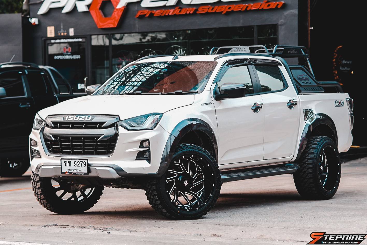 D-MAX จองคิวมาจากอุบลราชธานี แต่งทรงเมกาที่ STEP9