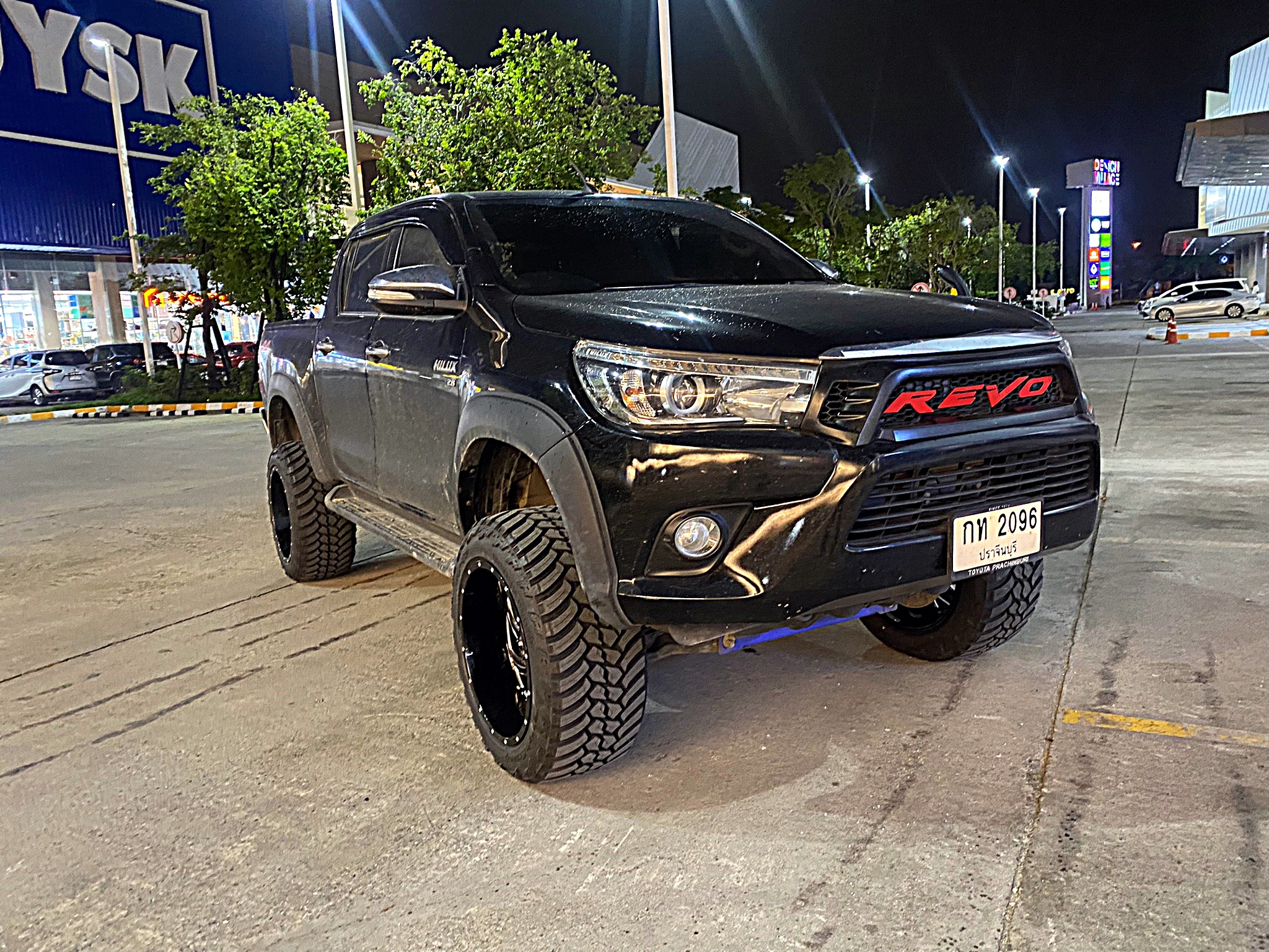 TOYOTA REVO ทรงเมกา