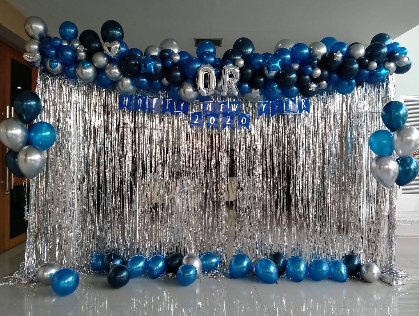 Set Backdrop Blue-Silver