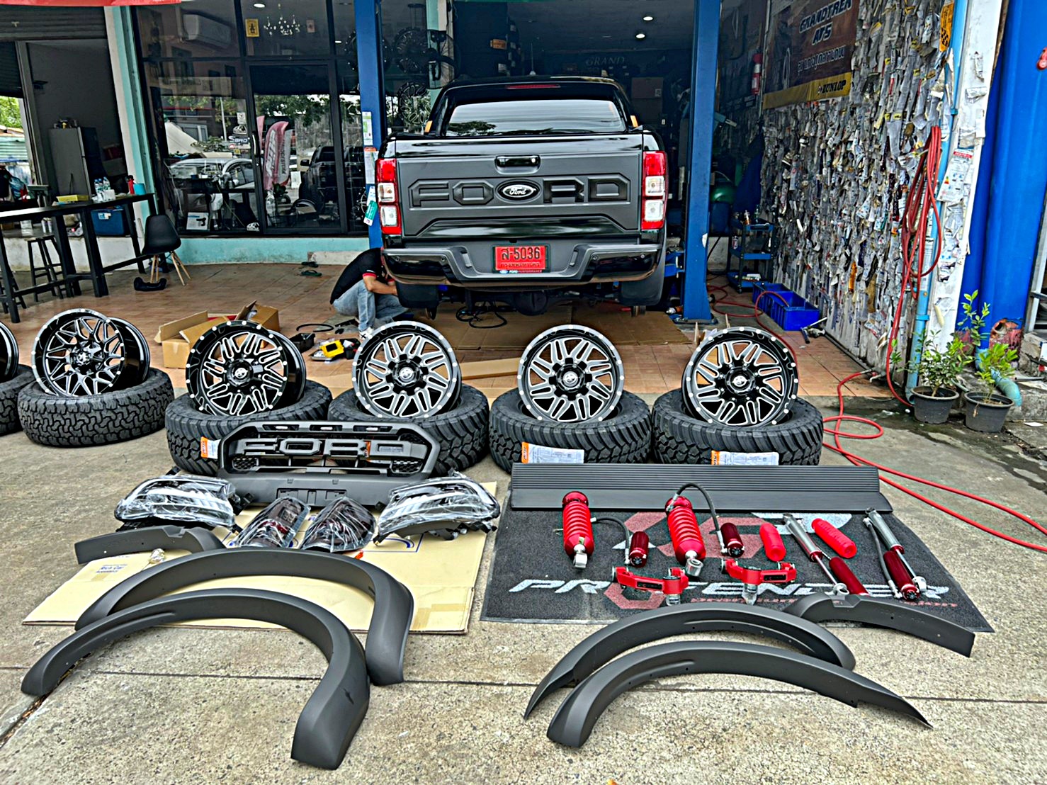 FORD WILDTRAK ชุดแต่งรอบคัน ทรงเมกาที่ STEP9