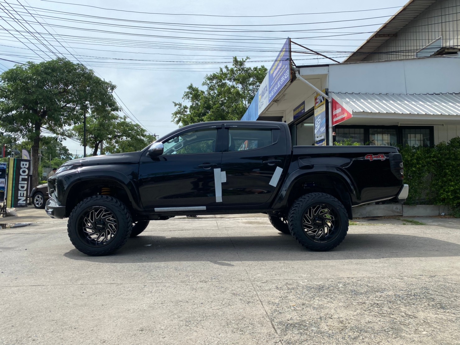 TRITON ป้ายแดงจัดทรงเมกาที่ STEP9