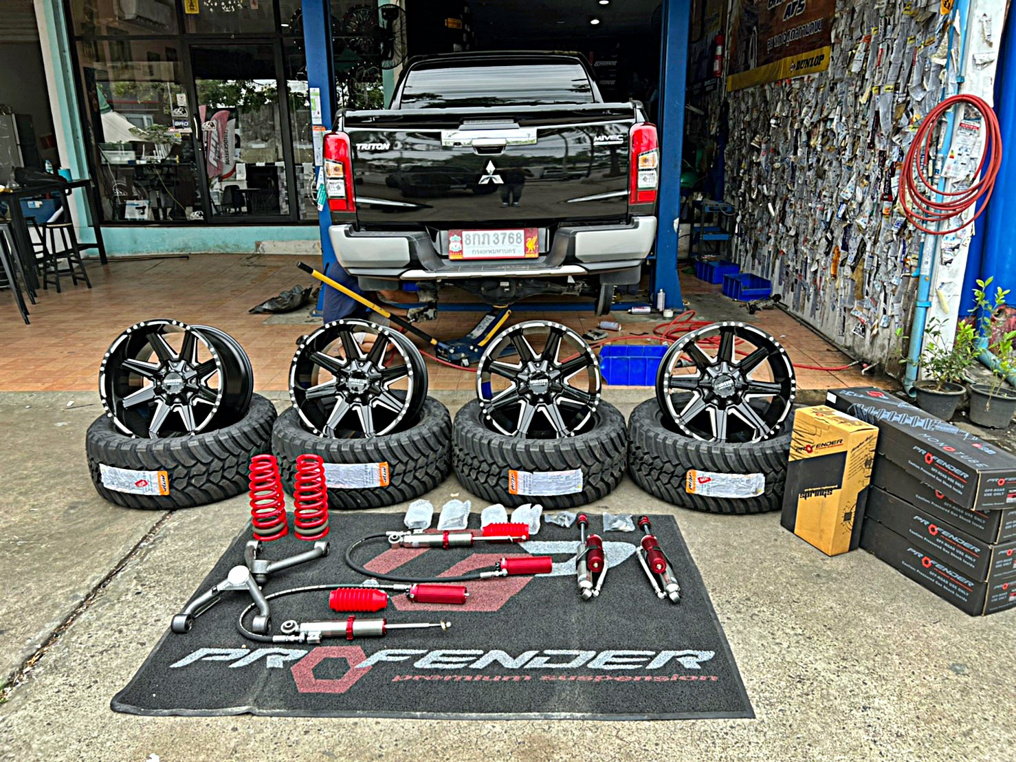 TRITON ทรงเมกา ที่ STEP9