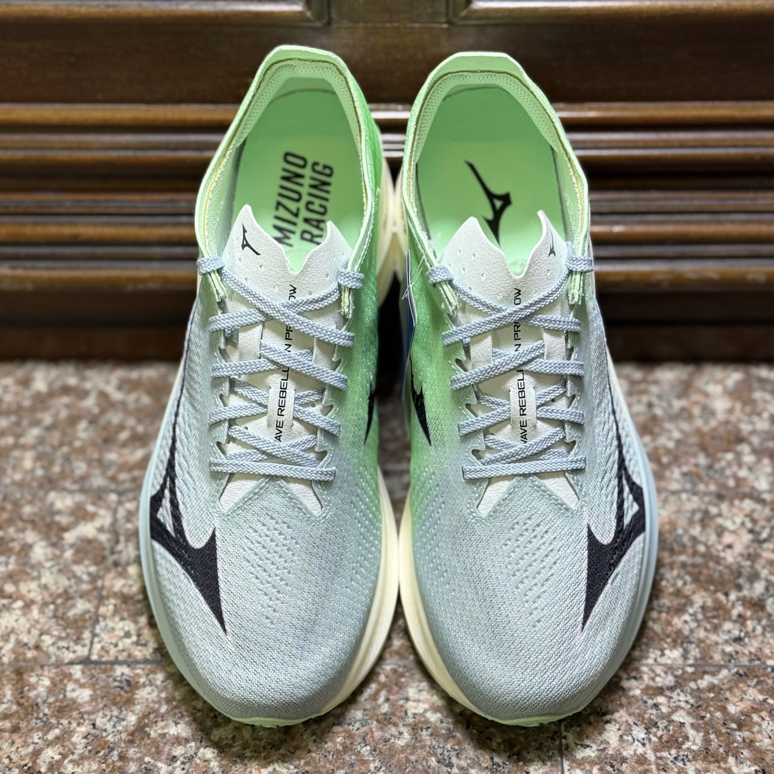 รองเท้าวิ่ง Mizuno Wave Rebellion Pro Low (M7.5/9US)