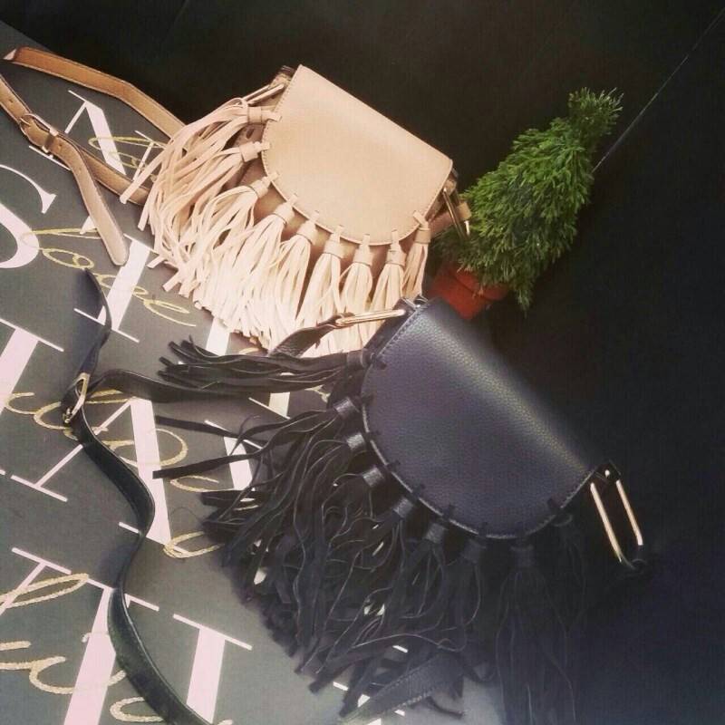 กระเป๋าสะพายข้างฟรุ้งฟริ้ง