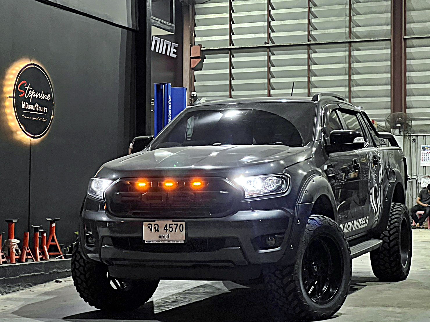 FORD RANGER แต่งทรงเมกาที่ STEP9