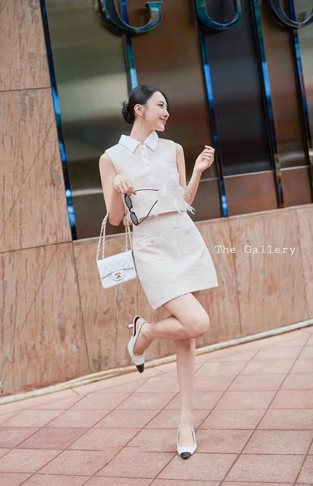 ชุดเซ็ตเสื้อและกระโปรงปักขนนก คริสตัล เนื้อผ้าหนามีเทคเจอร์ในตัว ผ้าพรีเมี่ยมสุดๆ สาวๆจะใส่ทำงาน ออกงาน ปาร์ตี้ คือสวยฉ่ำ มงลง มาในราคาสุดคุ้ม