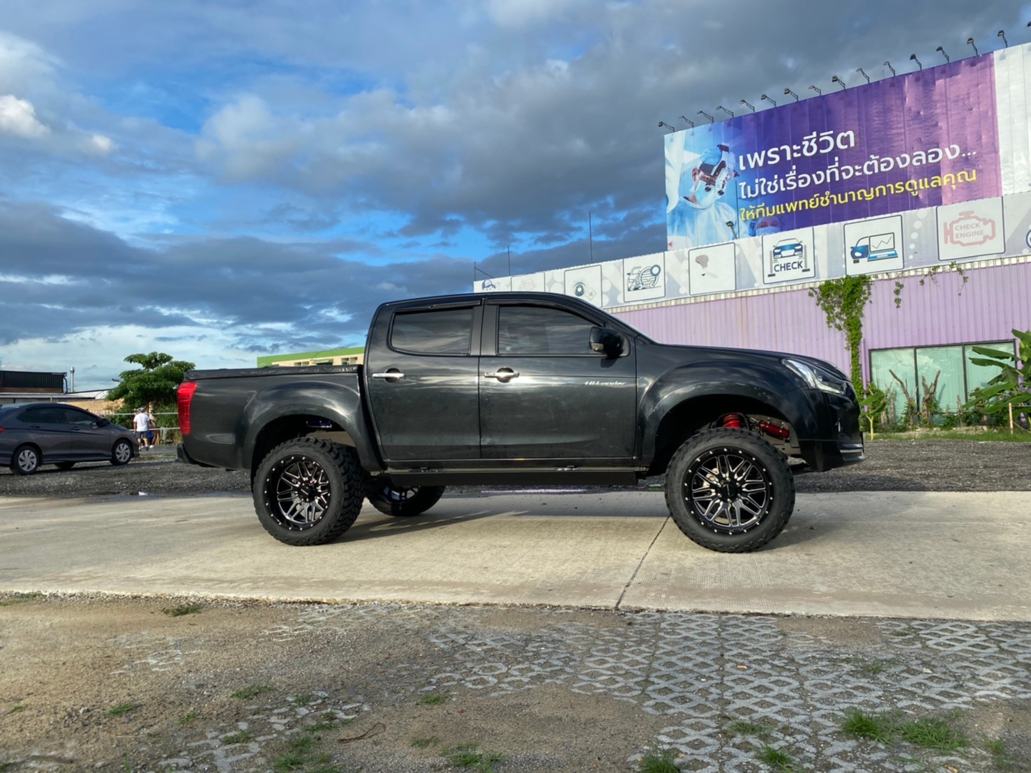 D-MAX จัดทรงเมกา ที่ STEP9 หล่อทุกลำ