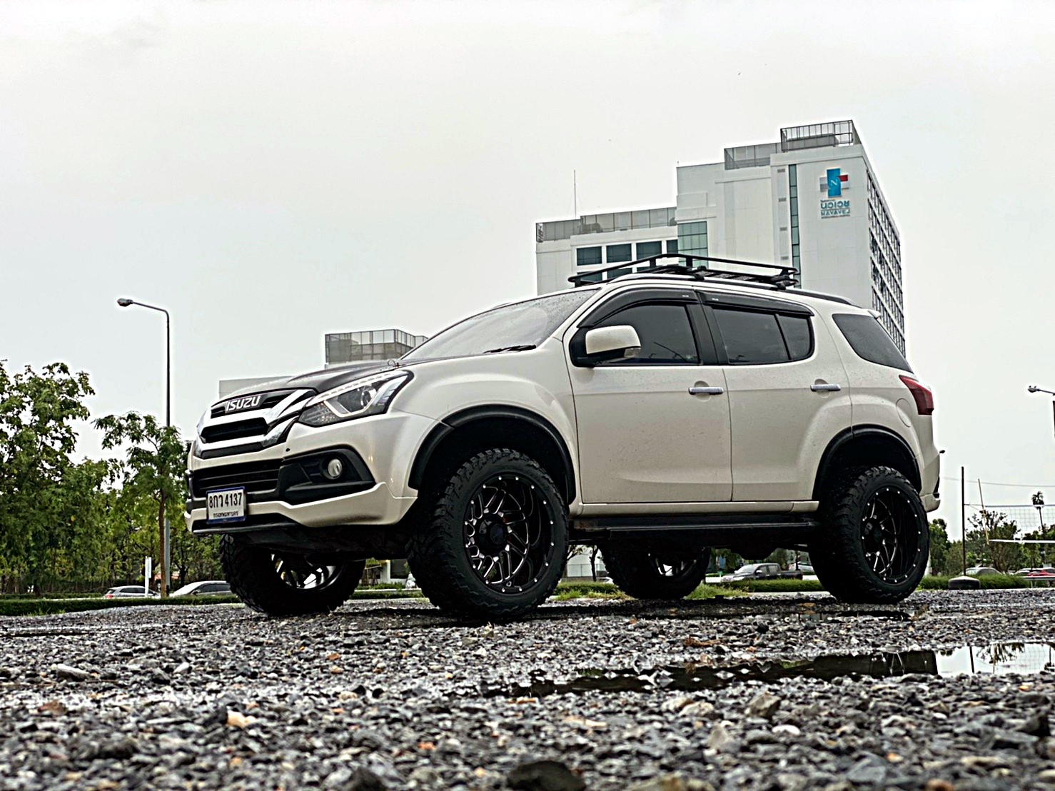 MU-X ทรงเมกา หล่อที่ STEP9